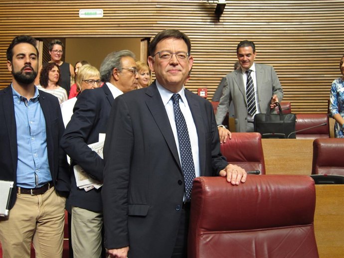 Ximo Puig a su llegada al hemiciclo