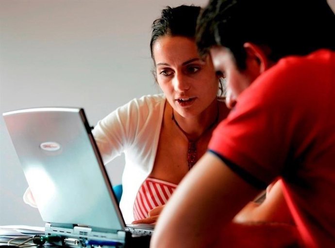 JÓVENES BUSCANDO EMPLEO