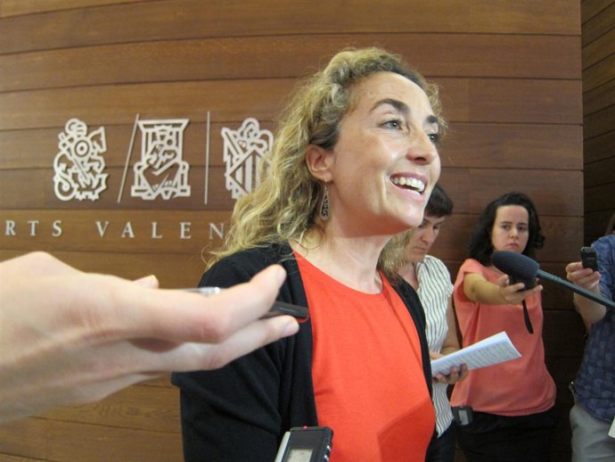 Carolina Punset en los pasillos de las Corts