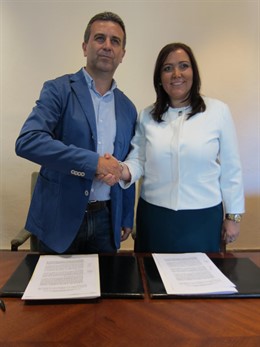 Ana María Carrillo (dcha.) y Francisco Ángel Sánchez se dan la mano tras firmar