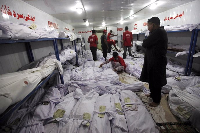 Un depósito de cadáveres desbordado en la ciudad paquistaní de Karachi 