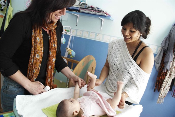 Madre con su bebé, demografía, natalidad