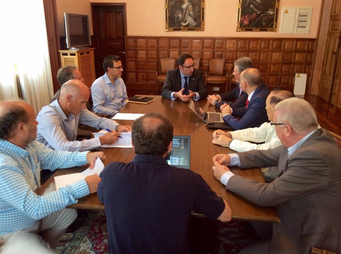 Reunión entre el alcalde y la Federación Española de Pelota