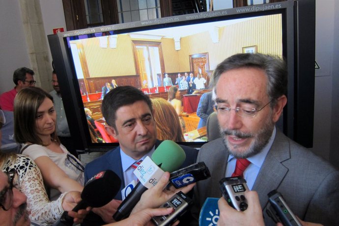 Felipe López atiende a los periodistas.