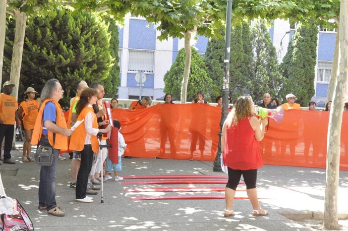Marea Naranja se ha concentrado ante el Edificio Pignatelli.