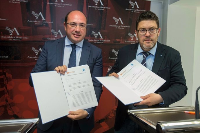Imagen de la firma del acuerdo de gobernabilidad entre PP y Ciudadanos