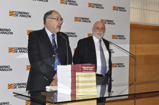José María Bescós y Jesús Delgado han presentado los cometarios al Código foral.