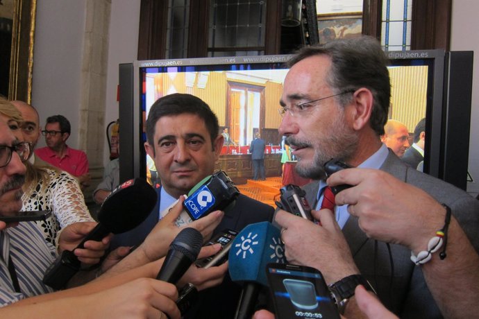 Felipe López (d), junto a Francisco Reyes, atiende a los medios.