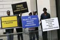 Miles de ruandeses se manifiestan ante la Embajada británica por arresto del jefe de la Inteligencia