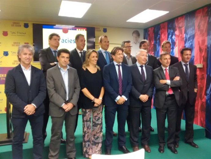 Toni Freixa, con su equipo para la campaña del FC Barcelona