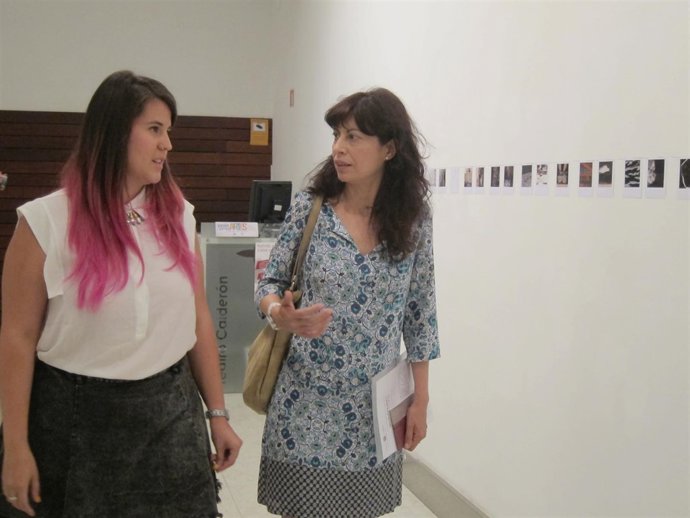 Artista Judith Álvarez (izq) y concejala de cultura y turismo, Ana Redondo (der)