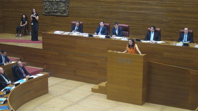 Oltra en la tribuna de las Corts
