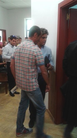 El acusado se cruza con el padre de la víctima entrando al juicio