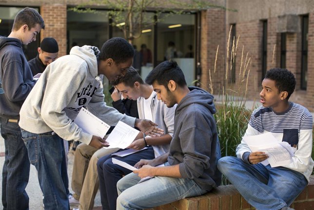 Estudiantes antes de un examen, libros, estudio, jovenes