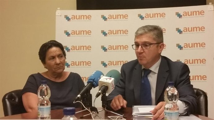 La madre del cabo Soria y el secretario general de AUME, Mariano Casado