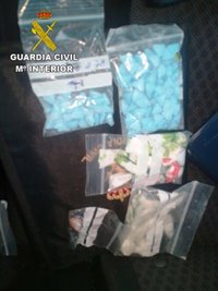 La Guardia Civil detiene a dos personas, imputa a una tercera y se incauta de 136 pastillas de éxtasis