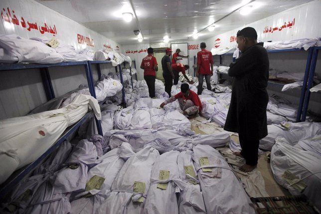 Un depósito de cadáveres desbordado en la ciudad paquistaní de Karachi 