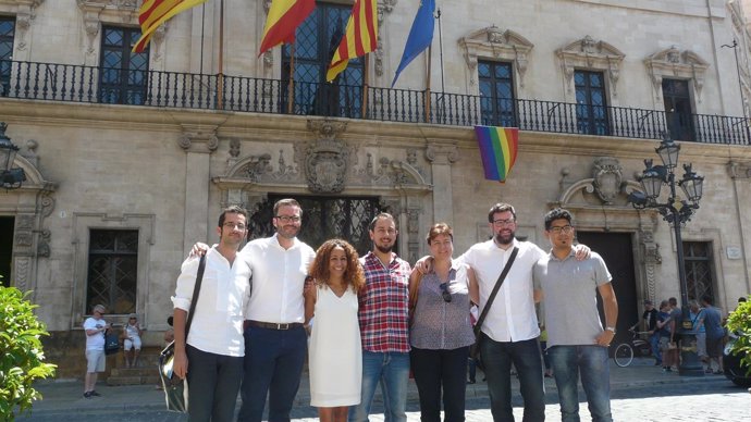 La bandera gay ondea en el Ayuntamiento de Palma