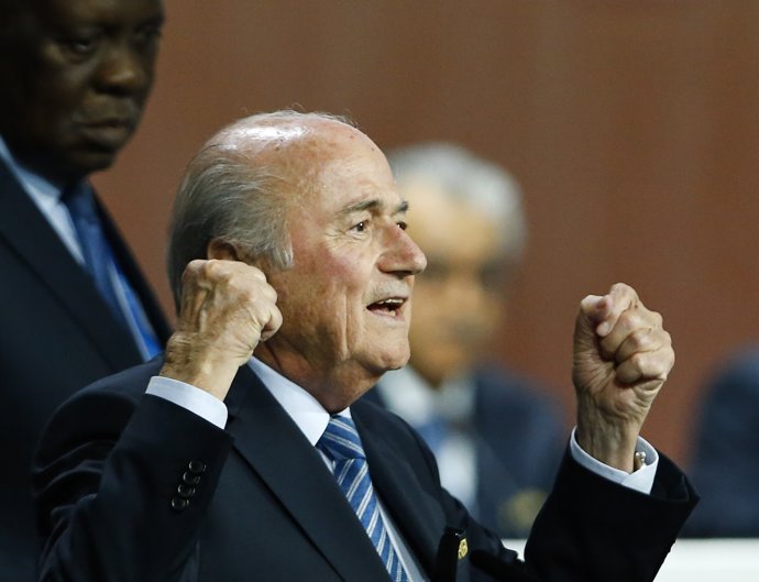 Blatter celebra su reelección como presidente de la FIFA.