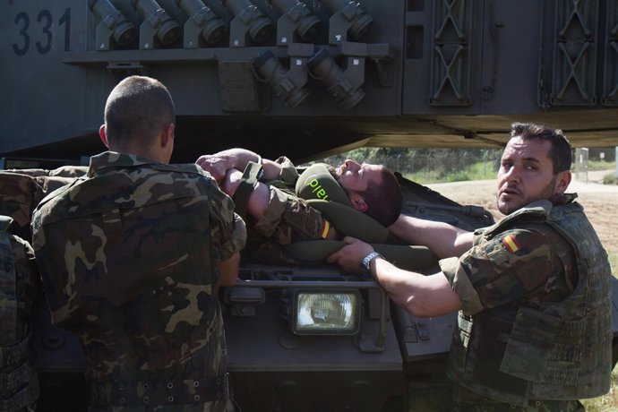 Unos militares usan el Snaid con un compañero en un simulacro de accidente