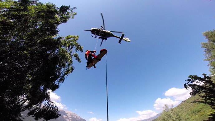 Rescate de dos personas tras sufrir un accidente en una aeronave.