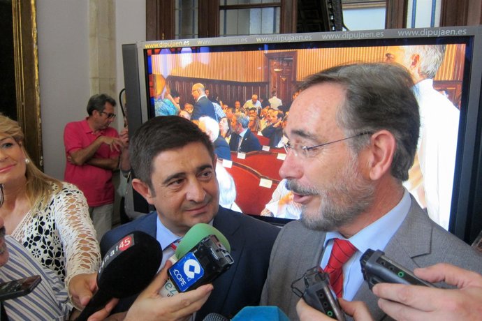 Felipe López (d), atiende a los periodistas acompañado por Francisco Reyes.