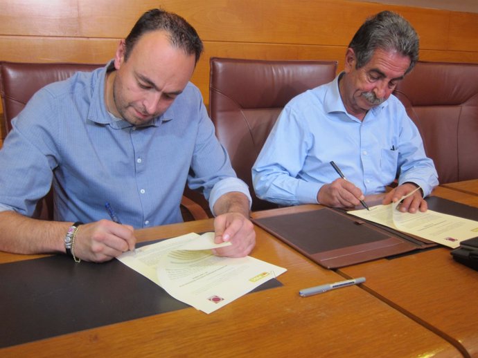 José Ramón Blanco y Miguel Ángel Revilla firman acuerdo Podemos-PRC
