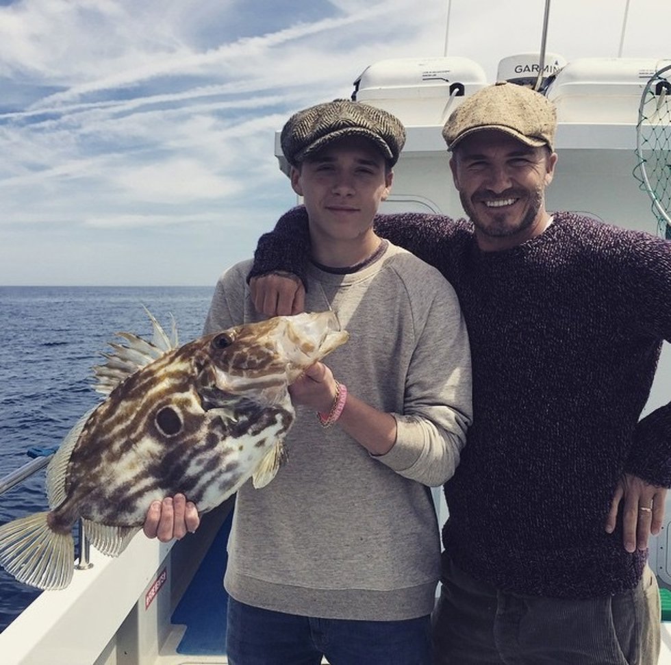 David Beckham y su hijo pescando