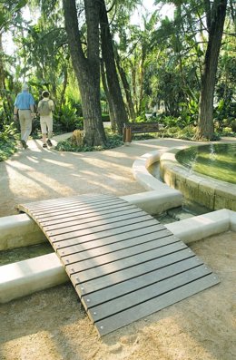 Turistas paseando parque Málaga turismo viajeros visitantes extranjeros 