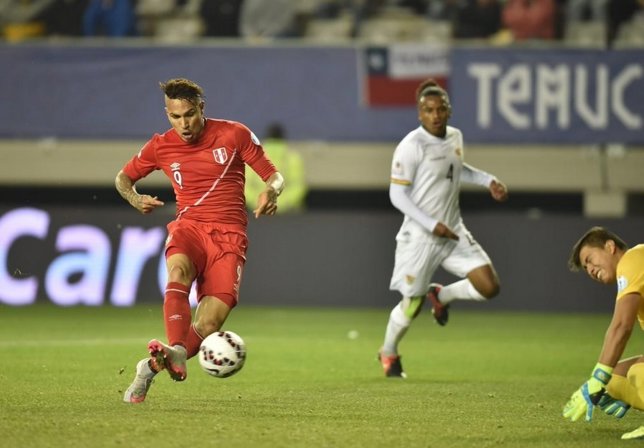 Guerrero, autor de tres goles ante Bolivia