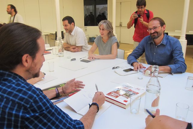 En primer plano, Pablo Iglesias (Podemos) y Joan Herrera (ICV)