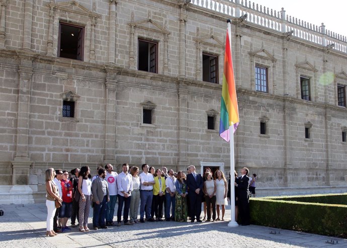 Izado de la bandera del Orgullo Gay en el Parlamento andaluz