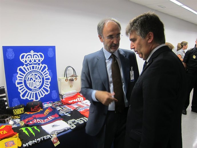 Ignacio Cosidó (y su jefe de prensa) ante el material decomisado en la operación