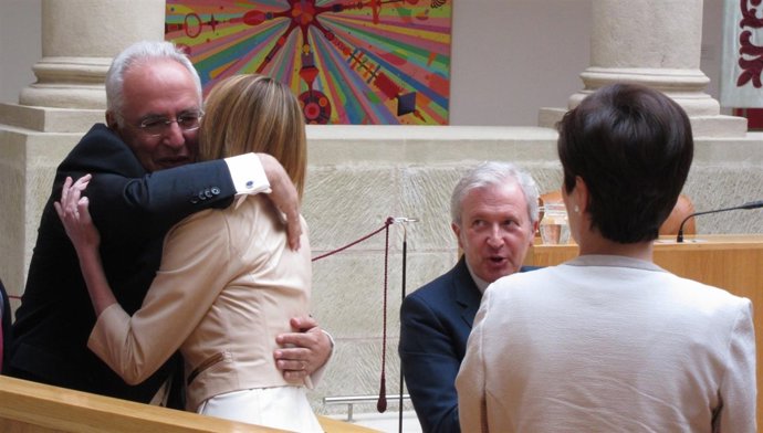 Ceniceros abraza a González tras ser proclamada presidenta Parlamento