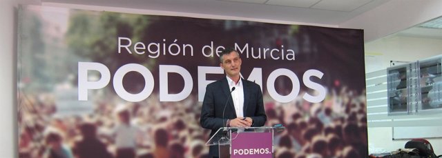 Oscar Urralburu en la sede de Podemos