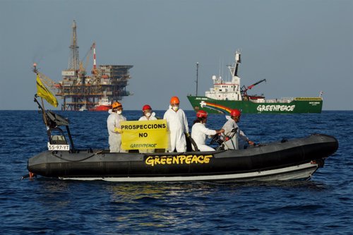 Greenpeace protesta frente a la plataforma Casablanca, en Tarragona