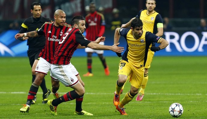 Diego Costa pugna en la ida con Rami y De Jong