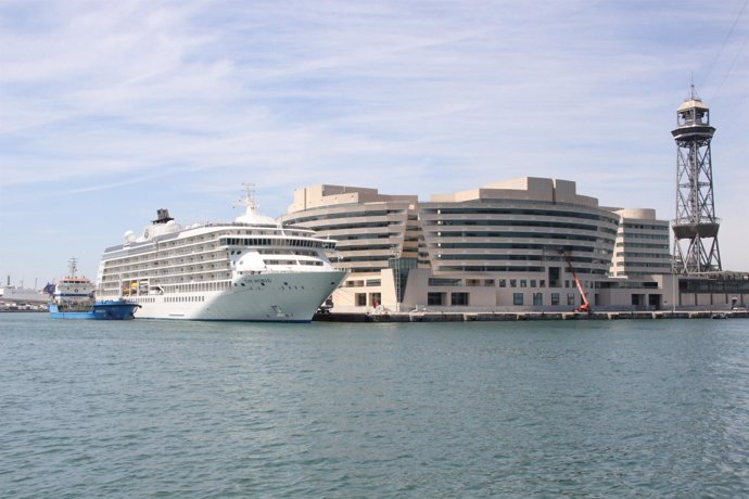 El crucero The World atraca en el Puerto de Barcelona