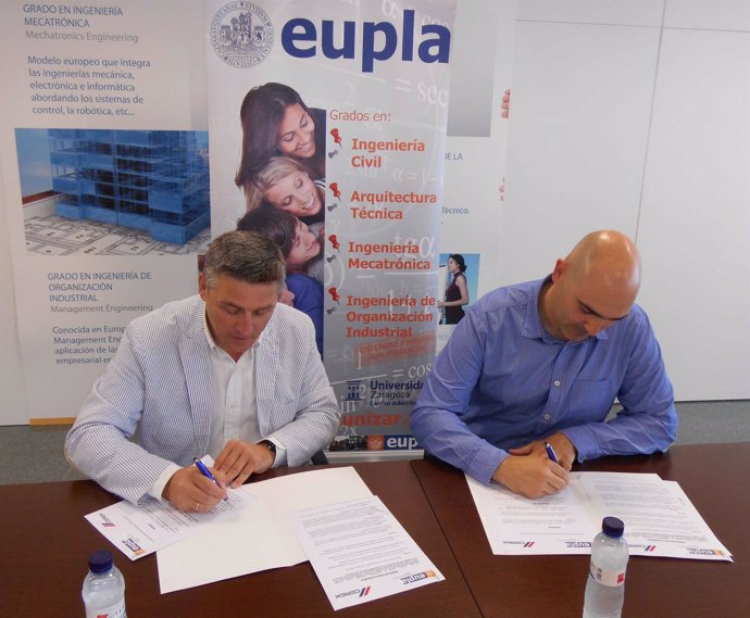 Los responsables de Cemex y la EUPLA firmando el acuerdo este viernes