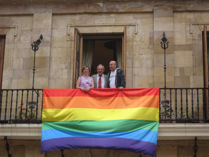 López, Taboada y un representante de XEGA en el Ayuntamiento de Oviedo