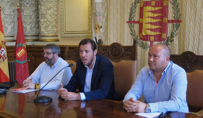 El alcalde de Valladolid, Óscar Puente, junto a representantes de CC.OO.