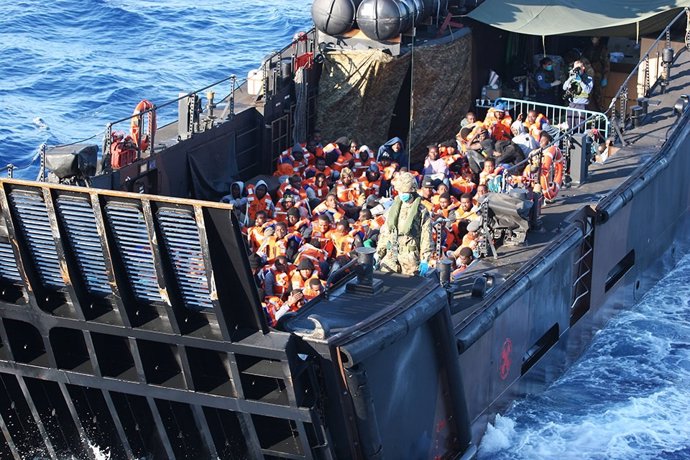 Inmigrantes rescatados por la Marina británica en el Mediterráneo