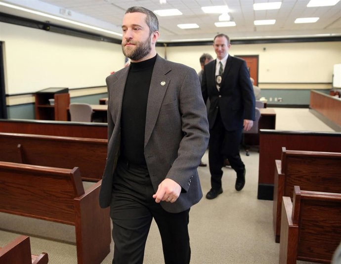 Dustin Diamond saliendo de un juicio 