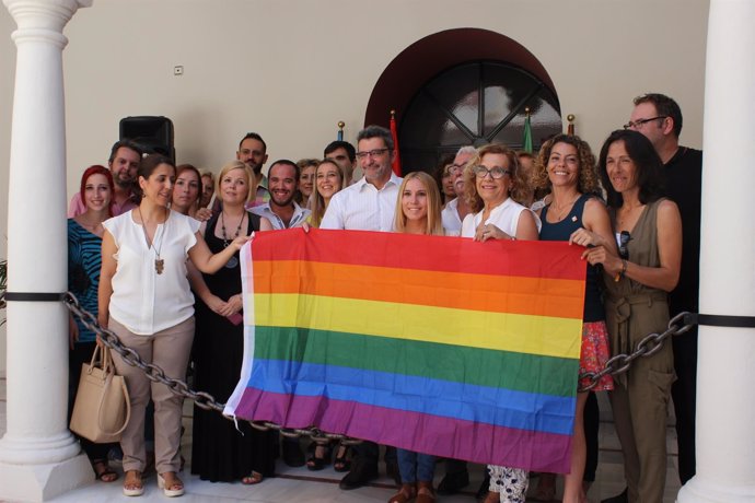 La Corporación de Alcalá de Guadaíra posando junto a la bandera multicolor.