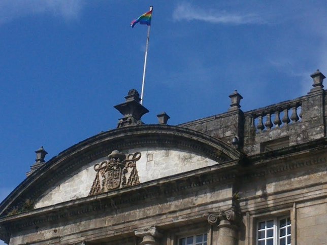 Bandera multicolor en el Pazo de Raxoi