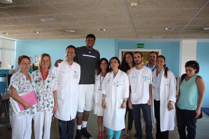 El jugador de la NBA Rudy Gay visita el Hospital Materno Infantil