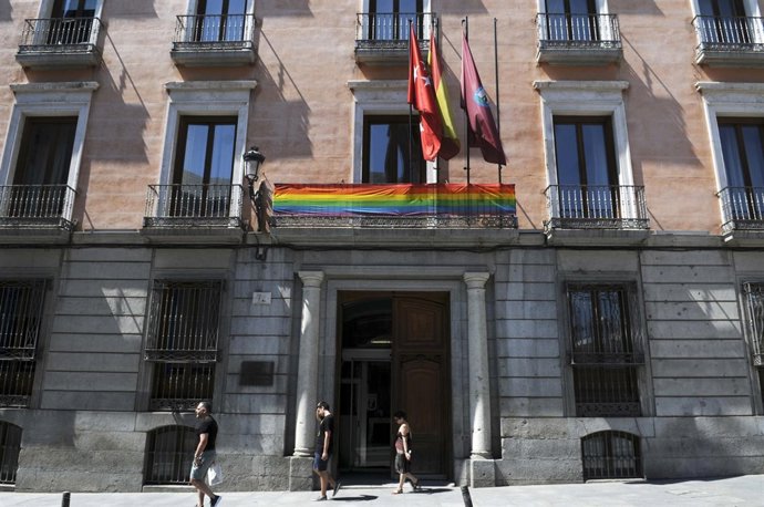 Bandera del orgullo gay en la junta de distrito