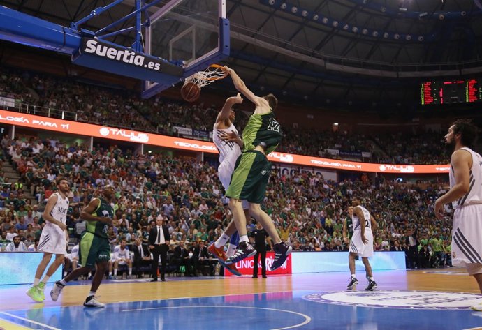 Fran Vázquez machaca en el Real Madrid - Unicaja