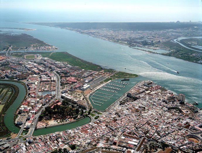 Vista aérea del río Guadiana por Ayamonte (Huelva)