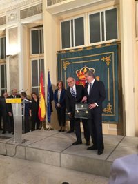 Wert se despide citando a Cervantes: "Seguid con salud. Adiós y muchas gracias"